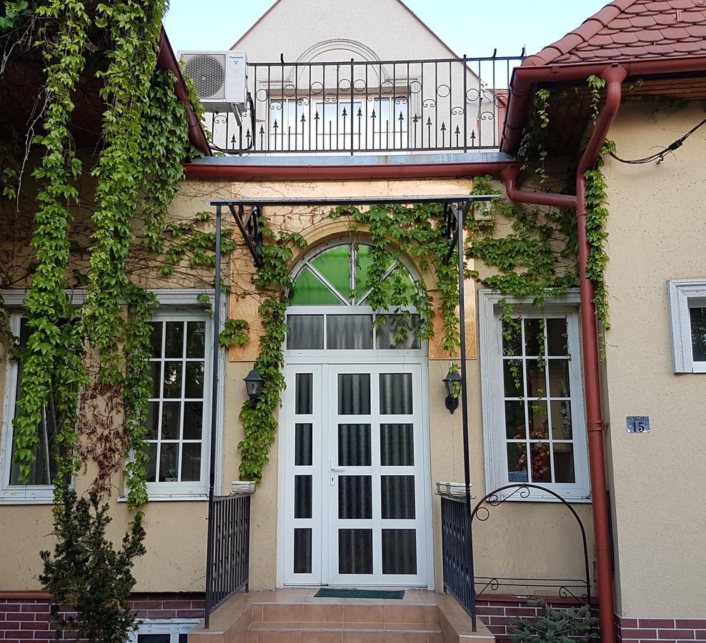 Tulipán Villa Panzió Szolnok Esterno foto