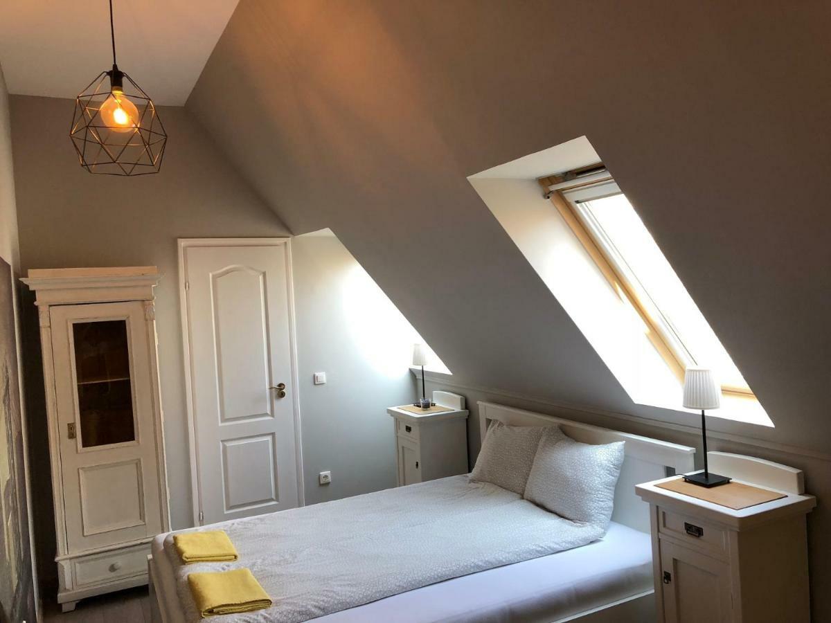 Tulipán Villa Panzió Szolnok Esterno foto