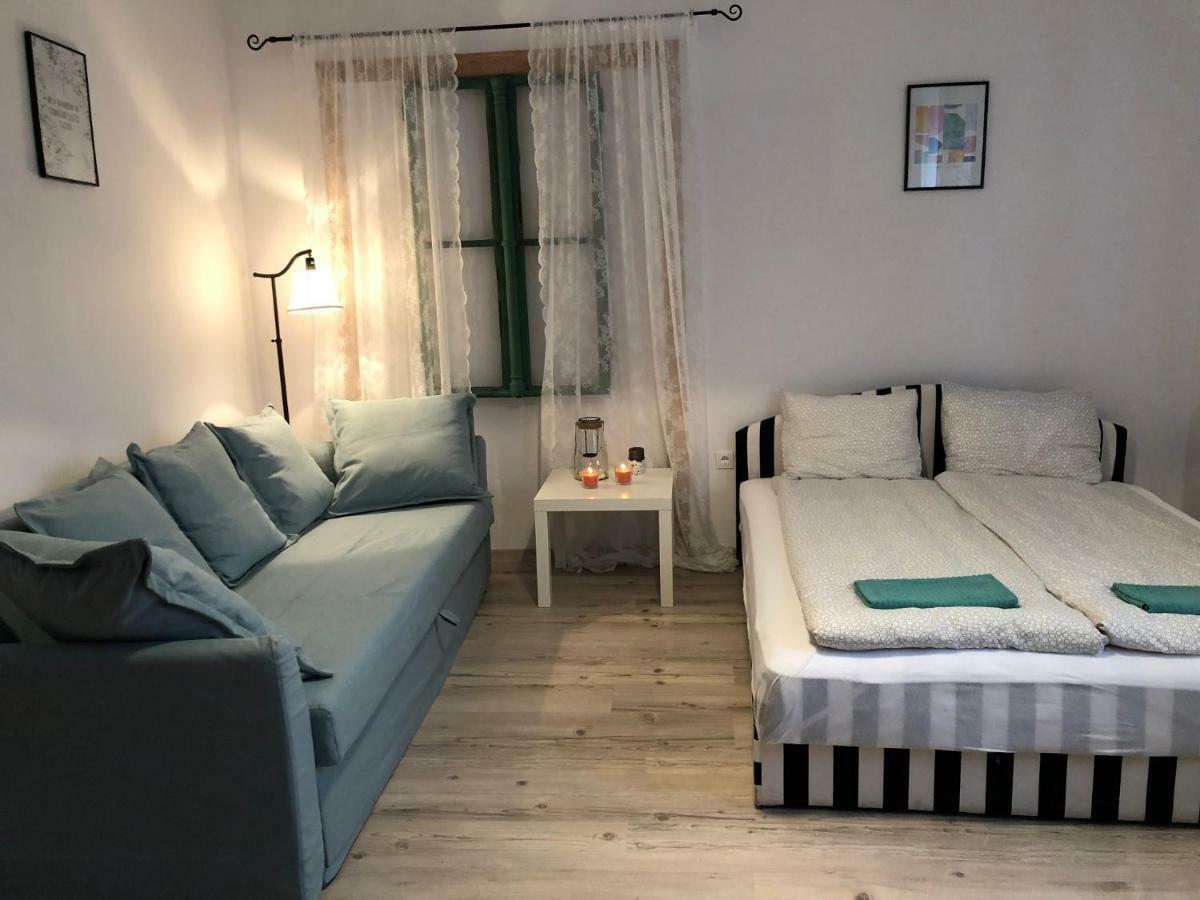 Tulipán Villa Panzió Szolnok Esterno foto