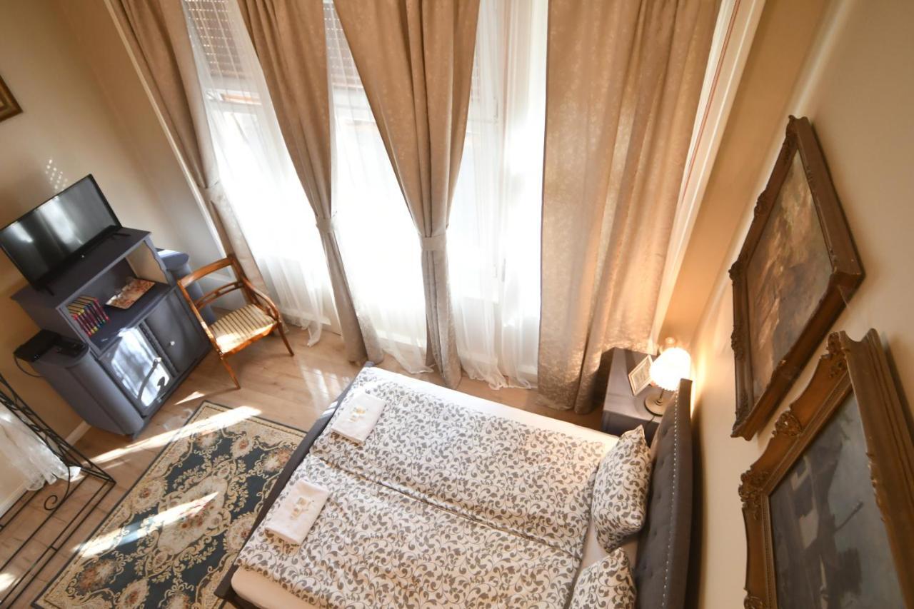 Tulipán Villa Panzió Szolnok Esterno foto