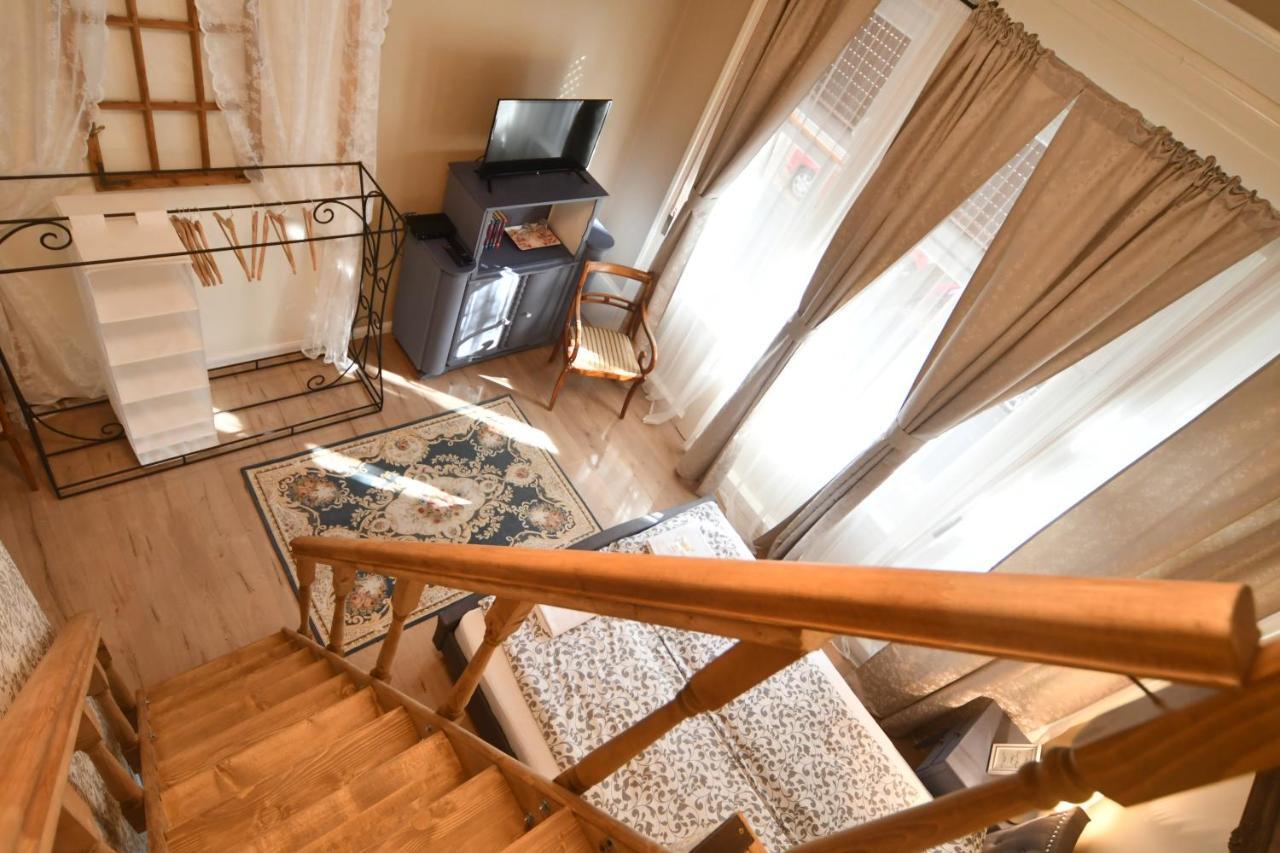 Tulipán Villa Panzió Szolnok Esterno foto