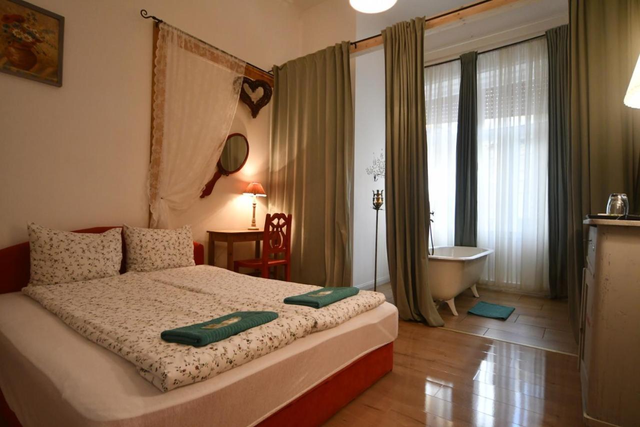 Tulipán Villa Panzió Szolnok Esterno foto