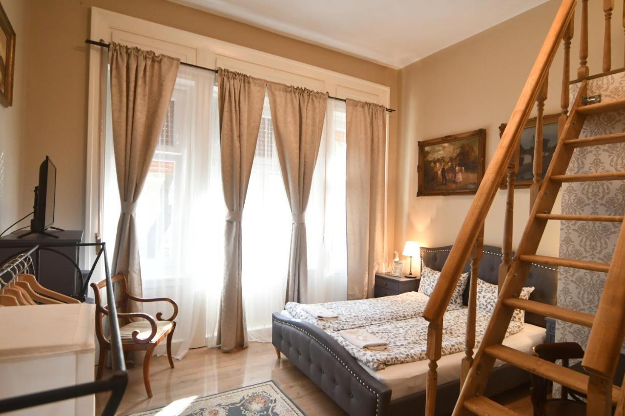 Tulipán Villa Panzió Szolnok Esterno foto