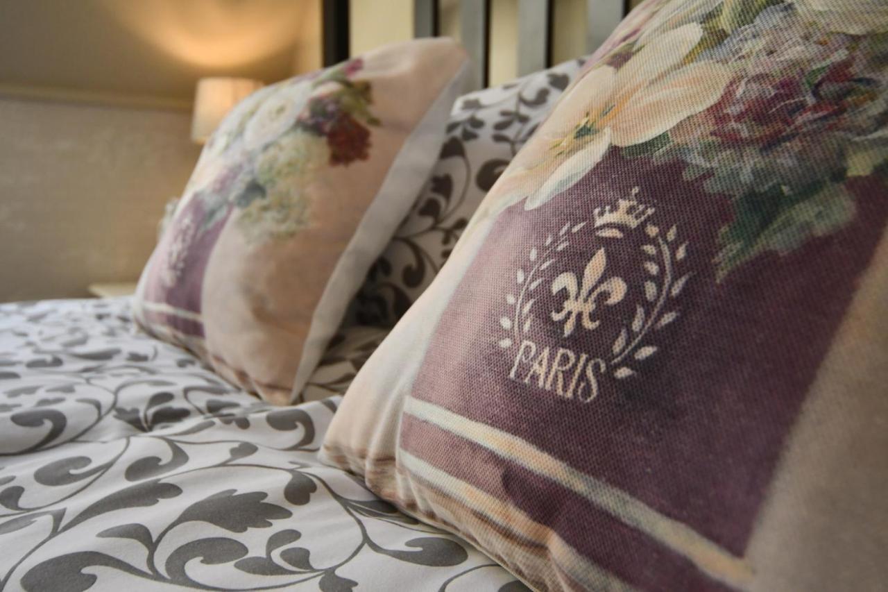 Tulipán Villa Panzió Szolnok Esterno foto