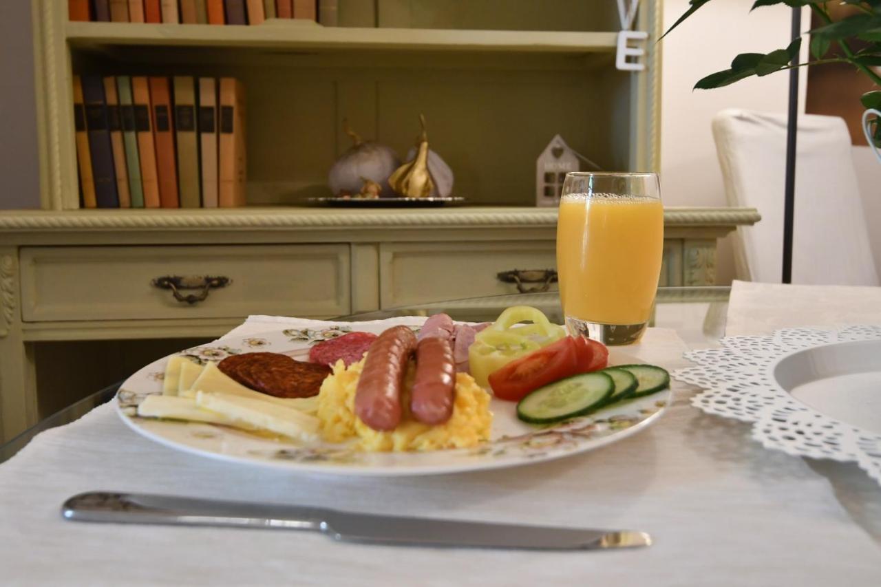 Tulipán Villa Panzió Szolnok Esterno foto