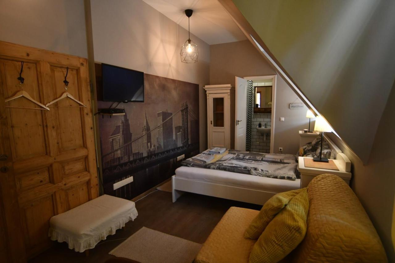 Tulipán Villa Panzió Szolnok Esterno foto