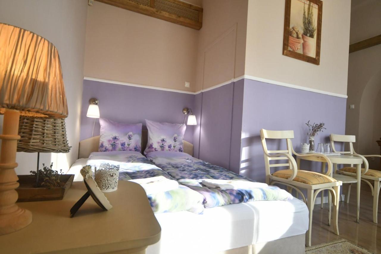 Tulipán Villa Panzió Szolnok Esterno foto